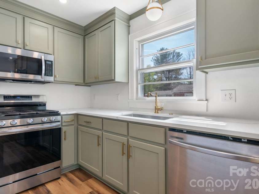 212 Glendale Street, Morganton, NC 28655.  MLS# CAR4365322, YatesRealty ID 13964. 