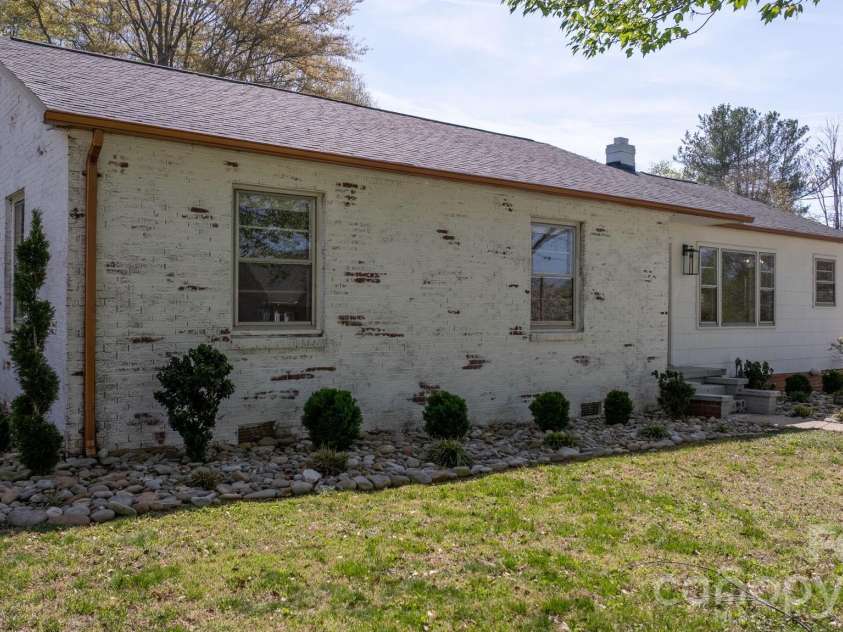 212 Glendale Street, Morganton, NC 28655.  MLS# CAR4365322, YatesRealty ID 13964. 
