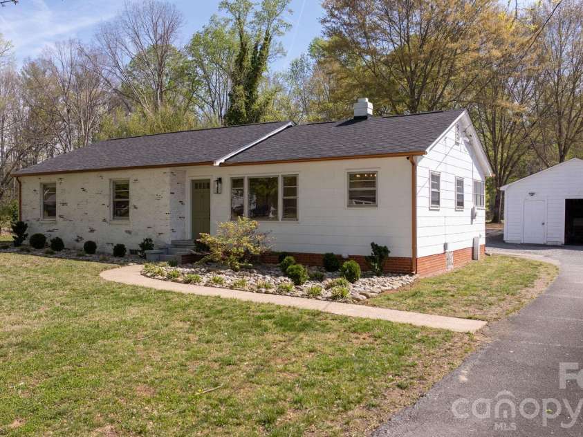 212 Glendale Street, Morganton, NC 28655.  MLS# CAR4365322, YatesRealty ID 13964. 