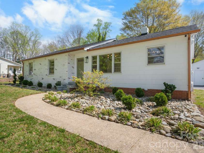 212 Glendale Street, Morganton, NC 28655.  MLS# CAR4365322, YatesRealty ID 13964. 