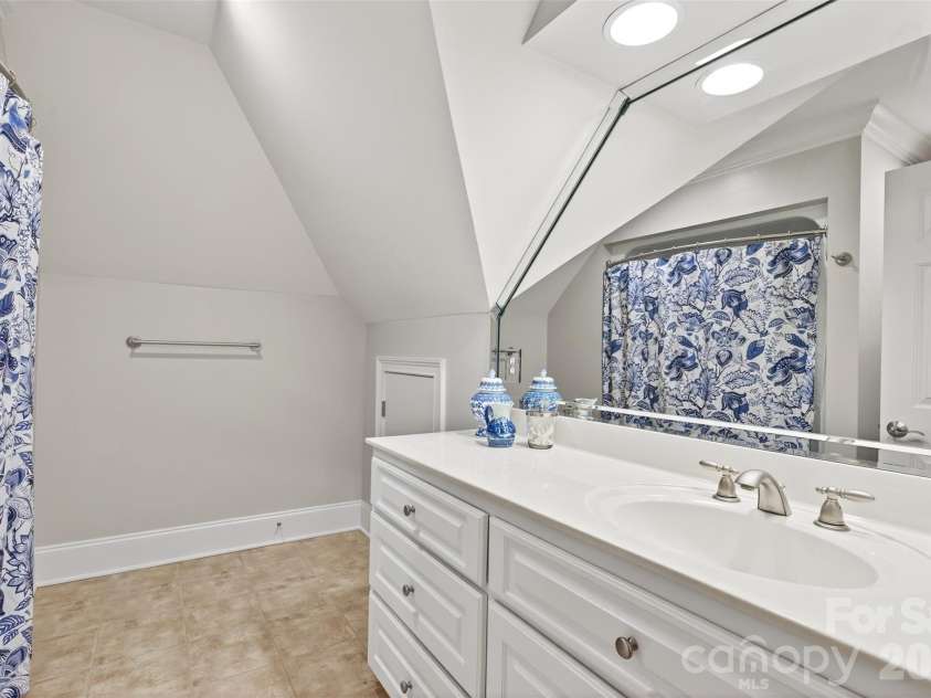 823 Inverness Circle, Spartanburg, SC 29306.  MLS# CAR4321073, YatesRealty ID 13966. 2nd level bath