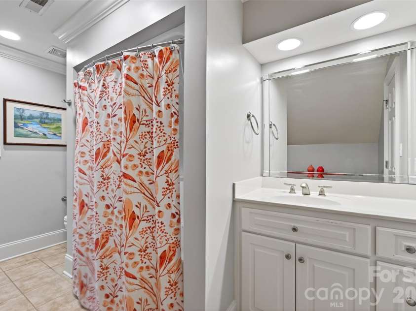 823 Inverness Circle, Spartanburg, SC 29306.  MLS# CAR4321073, YatesRealty ID 13966. 2nd level bath