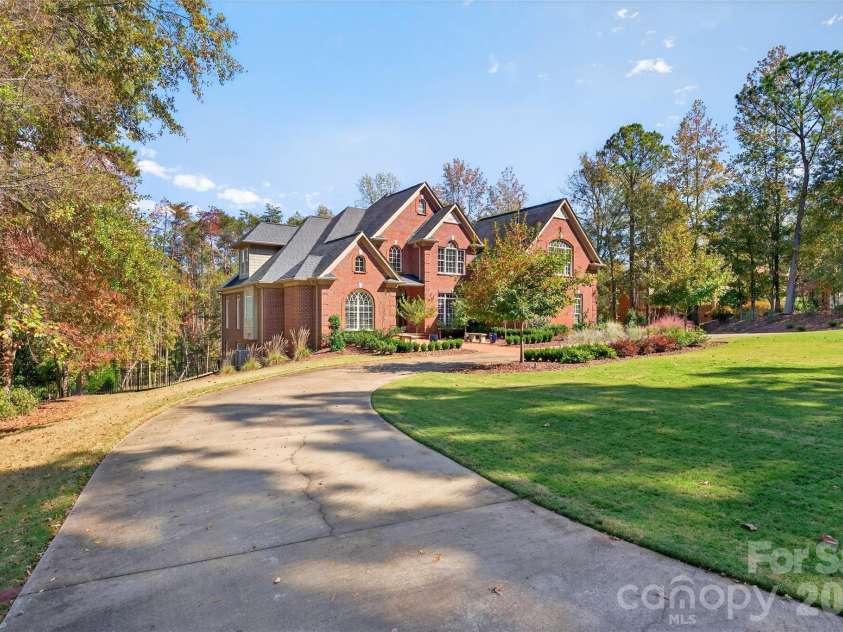 823 Inverness Circle, Spartanburg, SC 29306.  MLS# CAR4321073, YatesRealty ID 13966. 