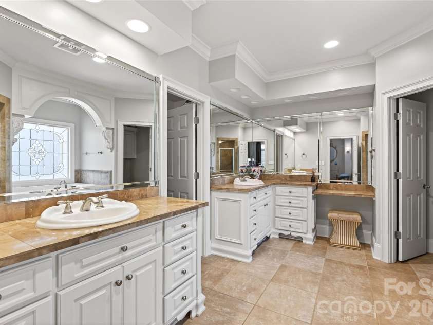 823 Inverness Circle, Spartanburg, SC 29306.  MLS# CAR4321073, YatesRealty ID 13966. Primary Bath