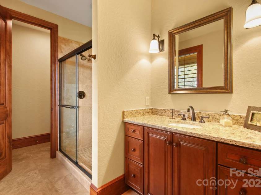 693 Thunderhill Trail, Blowing Rock, NC 28605.  MLS# CAR4253716, YatesRealty ID 13972. Upper-level suite 4 with full bath & private deck
