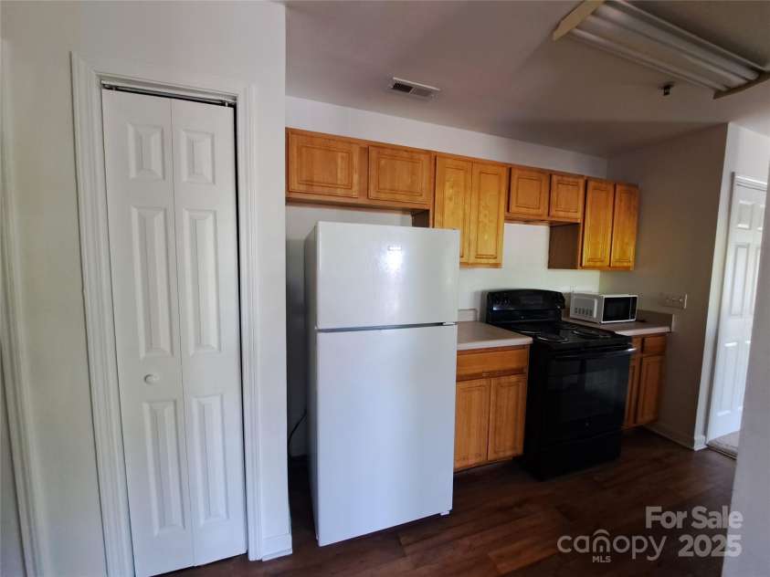 2527 Carya Pond Lane, Charlotte, NC 28212.  MLS# CAR4246596, YatesRealty ID 13974. 