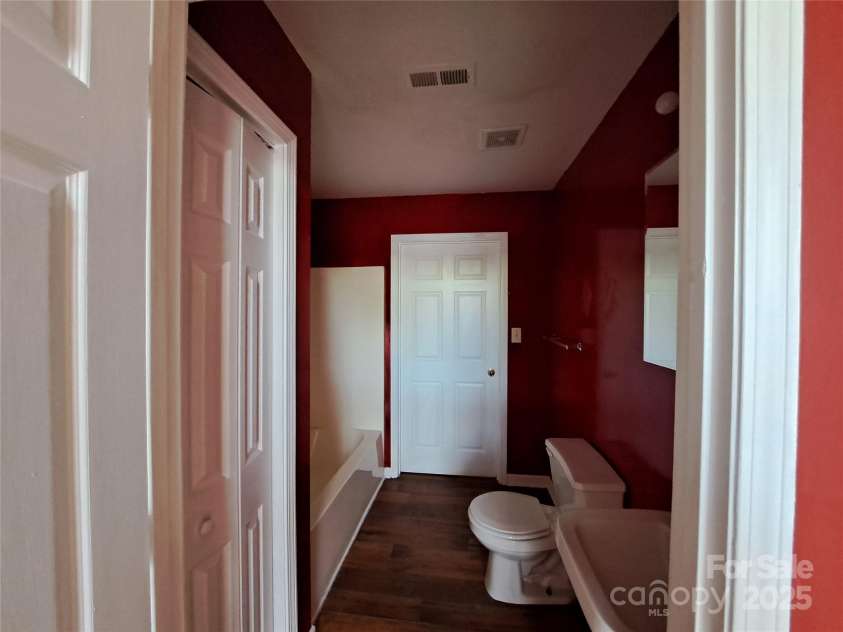 2527 Carya Pond Lane, Charlotte, NC 28212.  MLS# CAR4246596, YatesRealty ID 13974. Full Bahroom