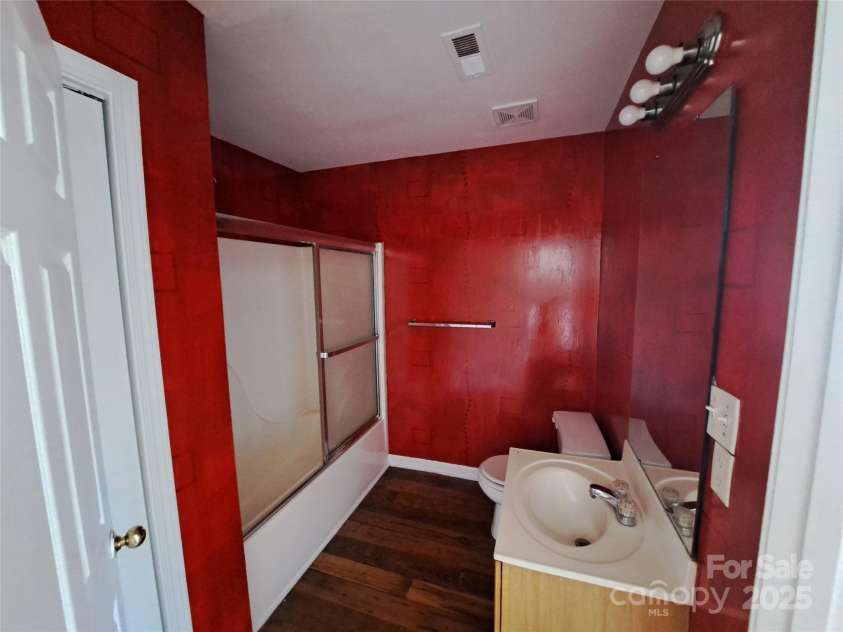 2527 Carya Pond Lane, Charlotte, NC 28212.  MLS# CAR4246596, YatesRealty ID 13974. Main BAthroom