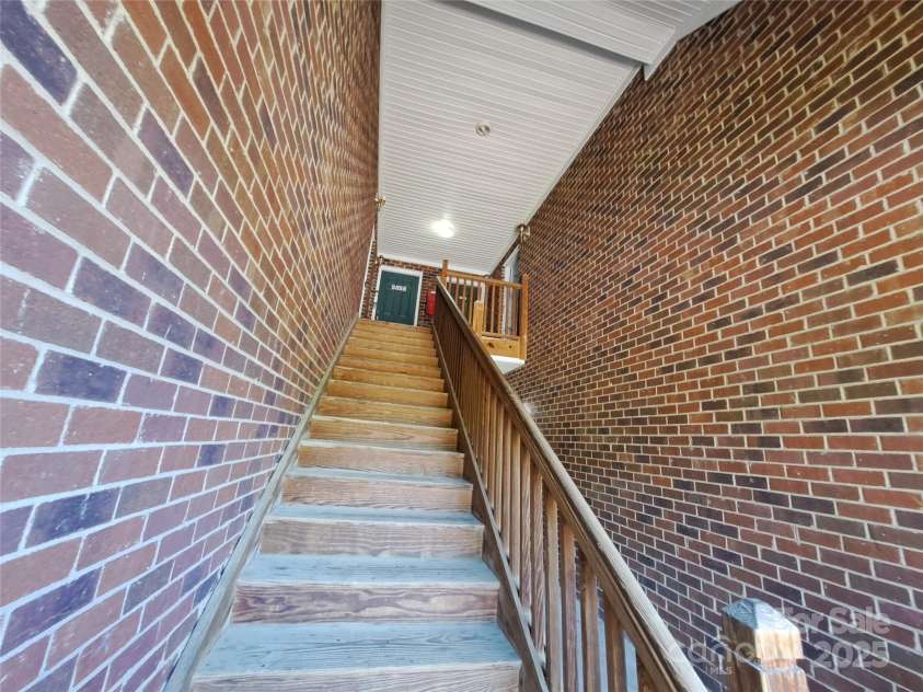 2527 Carya Pond Lane, Charlotte, NC 28212.  MLS# CAR4246596, YatesRealty ID 13974. Second floor apartment no noise from upstairs