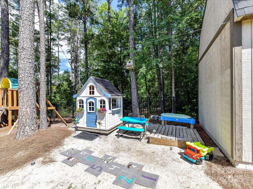 16404 Mckee Ridge Drive, Charlotte, NC 28278.  MLS# CAR4224178, YatesRealty ID 13977. Backyard