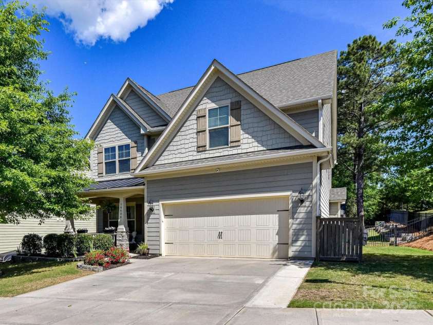 16404 Mckee Ridge Drive, Charlotte, NC 28278.  MLS# CAR4224178, YatesRealty ID 13977. Charming Curb Appeal