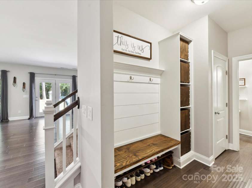16404 Mckee Ridge Drive, Charlotte, NC 28278.  MLS# CAR4224178, YatesRealty ID 13977. Custom Bench & Cubby Holders