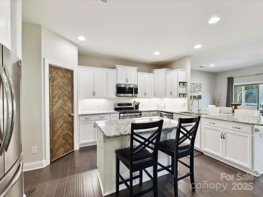 16404 Mckee Ridge Drive, Charlotte, NC 28278.  MLS# CAR4224178, YatesRealty ID 13977. Custom Pantry Door