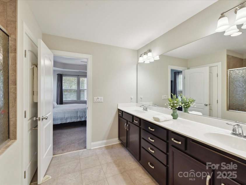 16404 Mckee Ridge Drive, Charlotte, NC 28278.  MLS# CAR4224178, YatesRealty ID 13977. Extended Dual Vanity