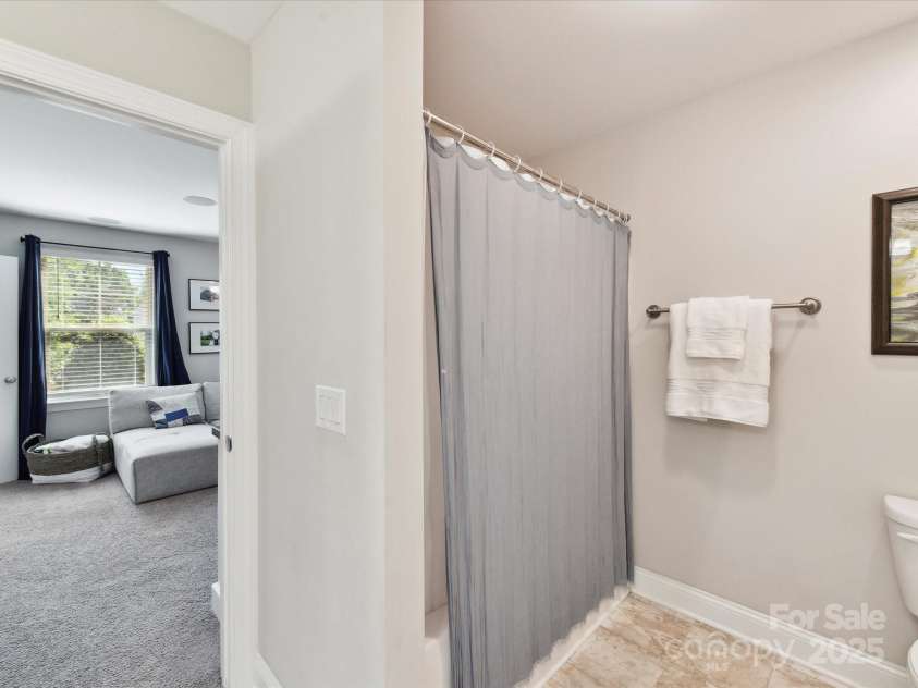 16404 Mckee Ridge Drive, Charlotte, NC 28278.  MLS# CAR4224178, YatesRealty ID 13977. Full Bathroom