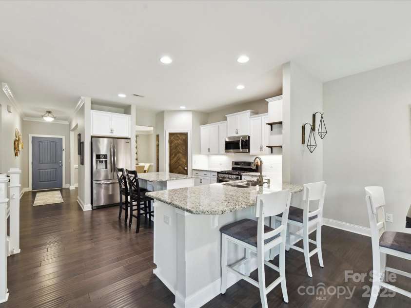 16404 Mckee Ridge Drive, Charlotte, NC 28278.  MLS# CAR4224178, YatesRealty ID 13977. Granite Counters with White Cabinetry