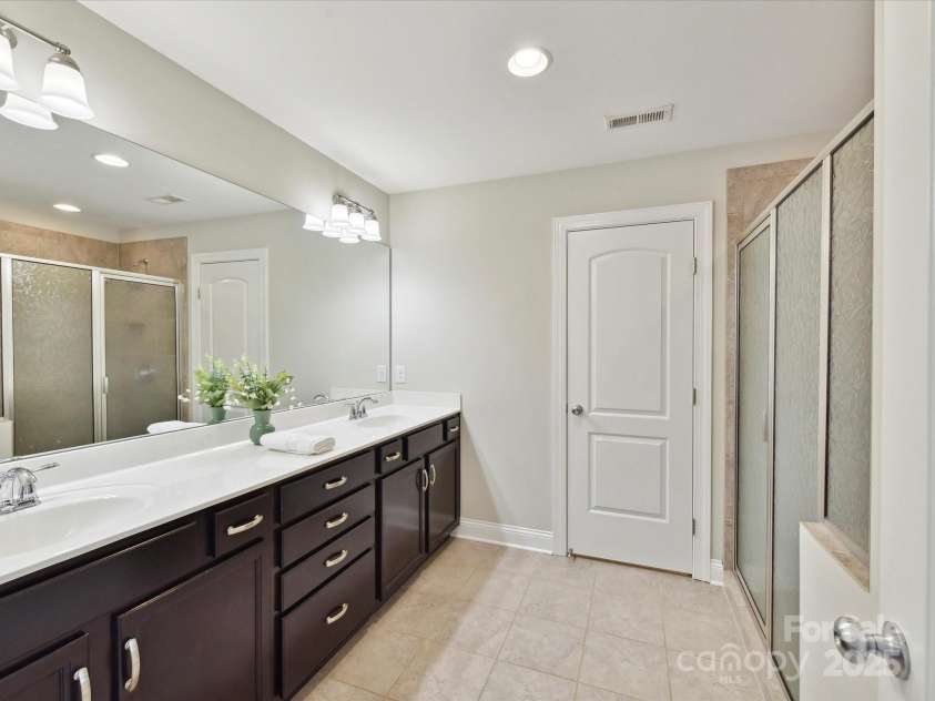 16404 Mckee Ridge Drive, Charlotte, NC 28278.  MLS# CAR4224178, YatesRealty ID 13977. Primary Bathroom