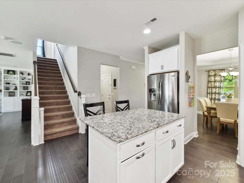 16404 Mckee Ridge Drive, Charlotte, NC 28278.  MLS# CAR4224178, YatesRealty ID 13977. Spacious Island