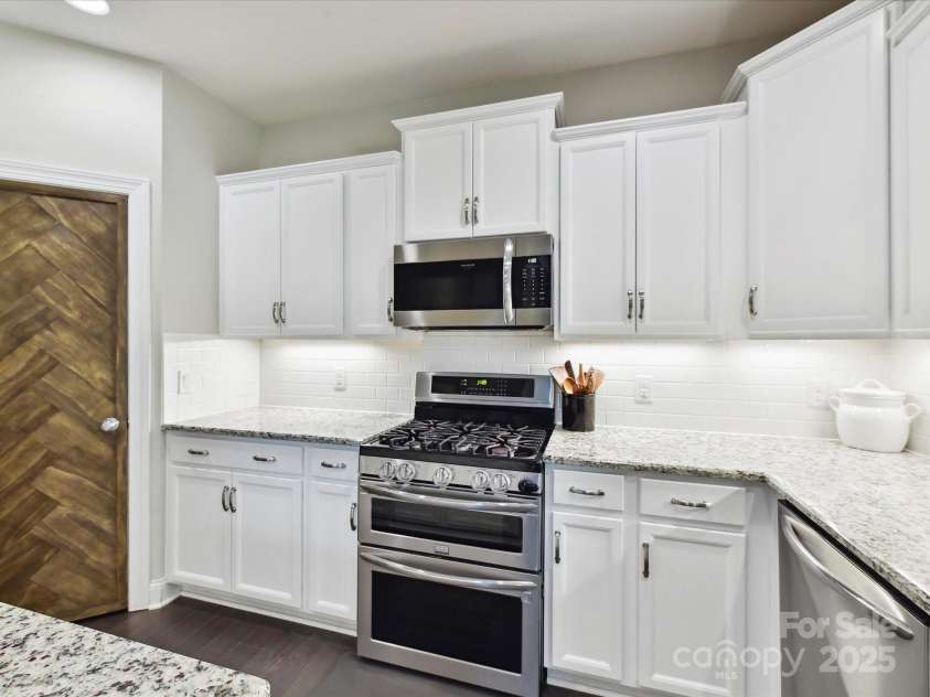 16404 Mckee Ridge Drive, Charlotte, NC 28278.  MLS# CAR4224178, YatesRealty ID 13977. Stainless Appliances