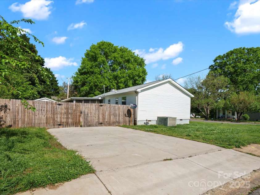 620 Third Street, Rock Hill, SC 29730.  MLS# CAR4251848, YatesRealty ID 13978. Driveway