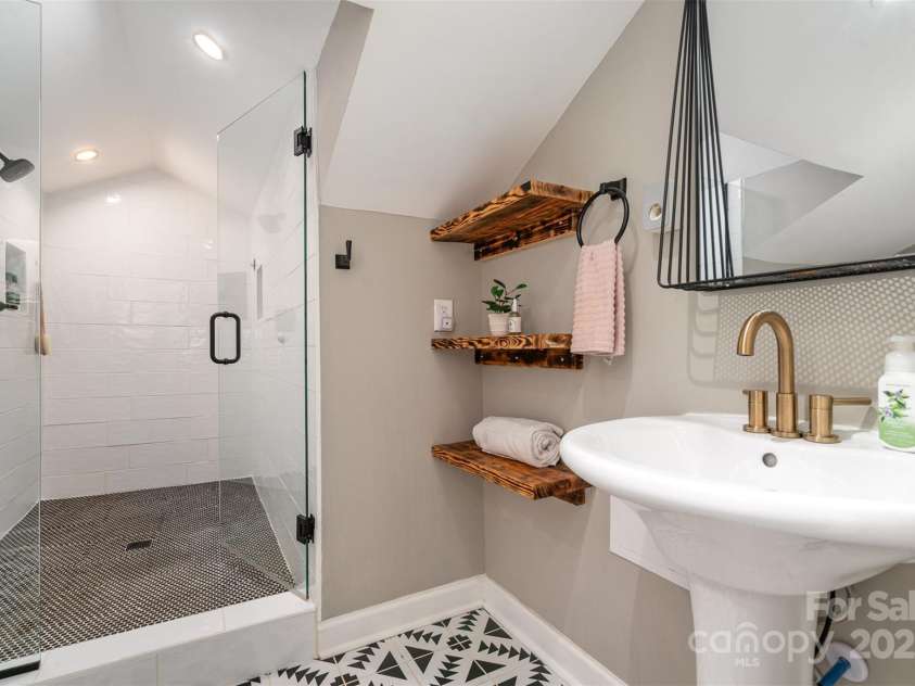 624 Oakland Avenue, Charlotte, NC 28204.  MLS# CAR4253289, YatesRealty ID 13981. 