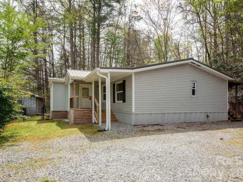 37 Camden Way, Rosman, NC 28772.  MLS# CAR4366138, YatesRealty ID 13983. Large parking area