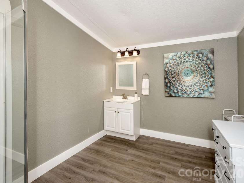 37 Camden Way, Rosman, NC 28772.  MLS# CAR4366138, YatesRealty ID 13983. Oversized Primary Bathroom