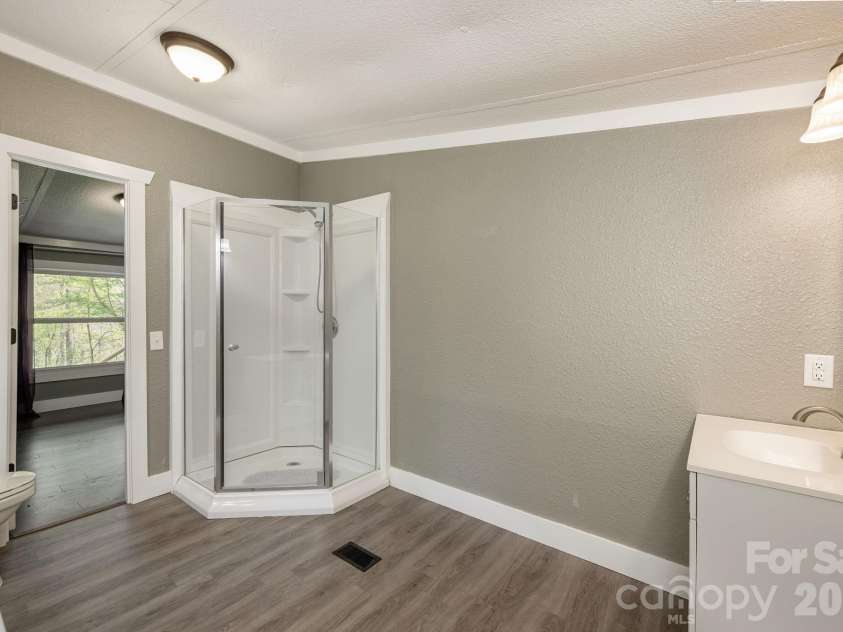 37 Camden Way, Rosman, NC 28772.  MLS# CAR4366138, YatesRealty ID 13983. Primary Bathroom