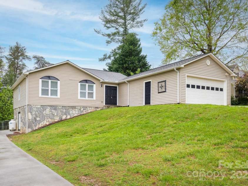 3085 Hunters Ridge Court, Morganton, NC 28655.  MLS# CAR4246443, YatesRealty ID 13985. 