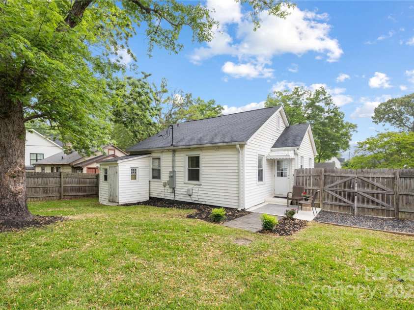 2414 Remount Road, Charlotte, NC 28208.  MLS# CAR4243386, YatesRealty ID 13989. 