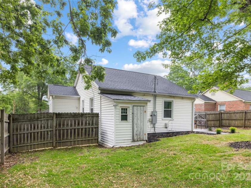 2414 Remount Road, Charlotte, NC 28208.  MLS# CAR4243386, YatesRealty ID 13989. 