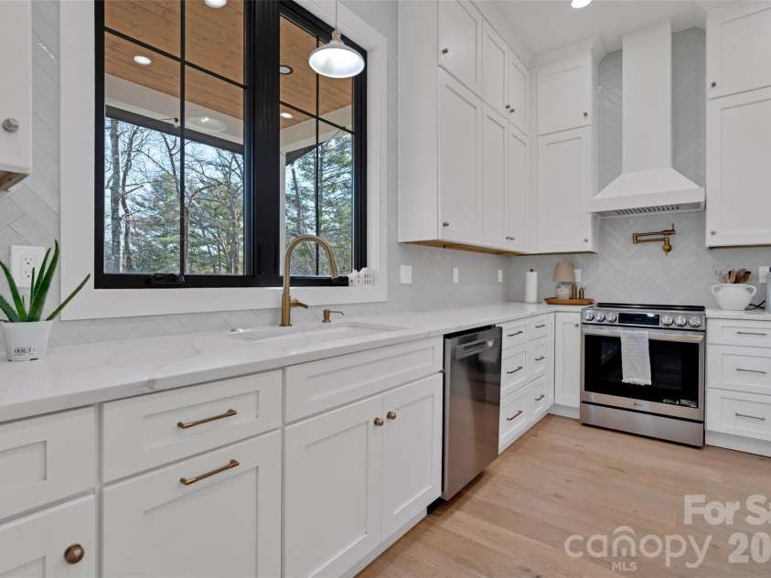 26 Pineview Road, Fairview, NC 28730.  MLS# CAR4357882, YatesRealty ID 13989. Kitchen