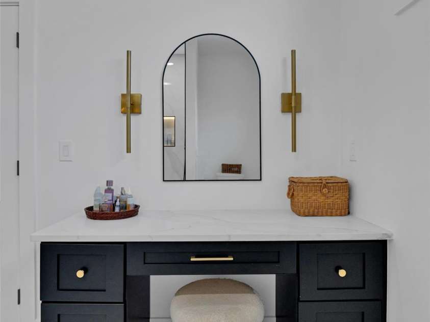 26 Pineview Road, Fairview, NC 28730.  MLS# CAR4357882, YatesRealty ID 13989. Make up vanity master bathroom
