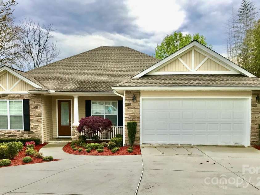 18 Eagle Pointe Way, Flat Rock, NC 28731.  MLS# CAR4306261, YatesRealty ID 1399. 