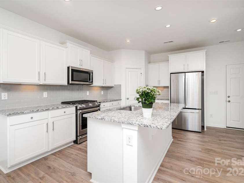 15616 Parkside Crossing Drive, Charlotte, NC 28278.  MLS# CAR4240173, YatesRealty ID 13990. 