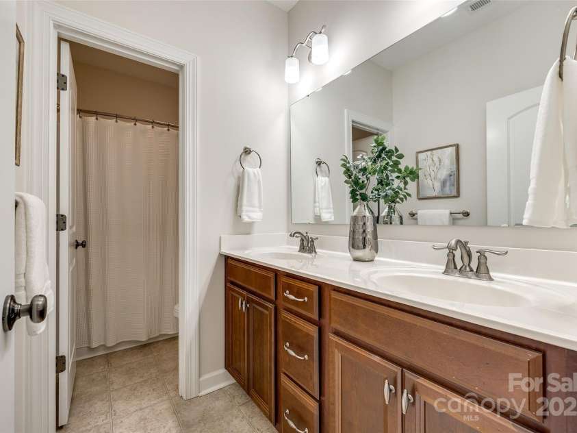 801 Hidden Pond Lane, Waxhaw, NC 28173.  MLS# CAR4253726, YatesRealty ID 13993. 