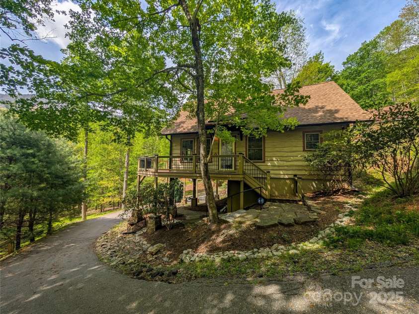 13 Miners Trace Road, Burnsville, NC 28714.  MLS# CAR4206928, YatesRealty ID 13994. Access to main level and spacious front deck.
