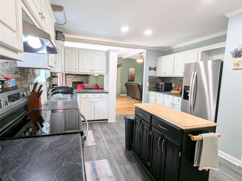 10 Sugarloaf Lane, Hendersonville, NC 28792.  MLS# CAR4251139, YatesRealty ID 13997. 