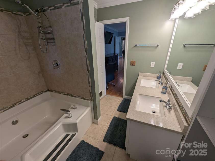 10 Sugarloaf Lane, Hendersonville, NC 28792.  MLS# CAR4251139, YatesRealty ID 13997. 