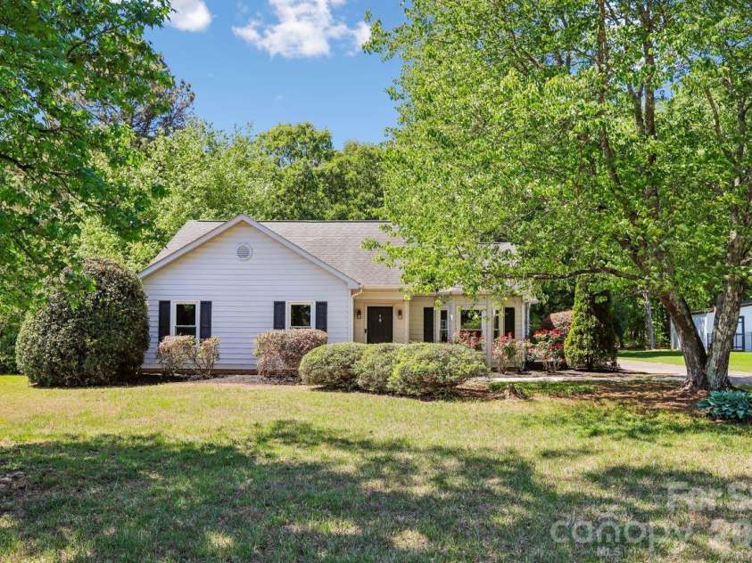 15032 Catawba Circle, Matthews, NC 28104.  MLS# CAR4369229, YatesRealty ID 13997. 