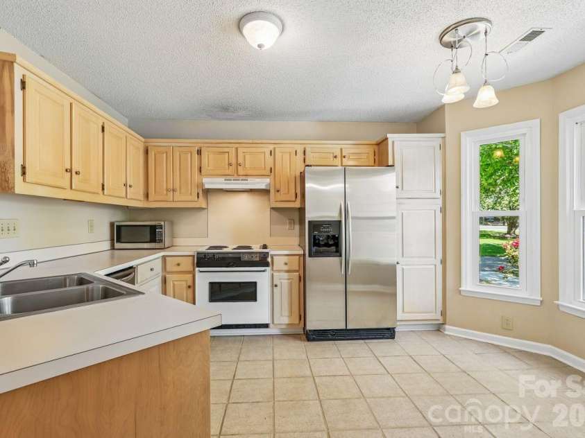 15032 Catawba Circle, Matthews, NC 28104.  MLS# CAR4369229, YatesRealty ID 13997. 