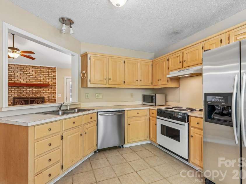 15032 Catawba Circle, Matthews, NC 28104.  MLS# CAR4369229, YatesRealty ID 13997. 
