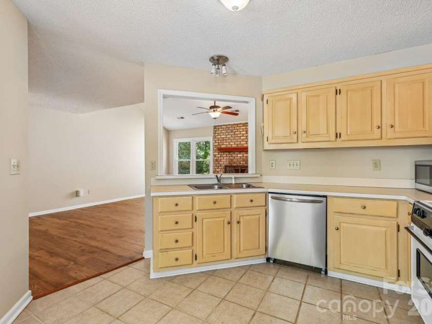 15032 Catawba Circle, Matthews, NC 28104.  MLS# CAR4369229, YatesRealty ID 13997. 