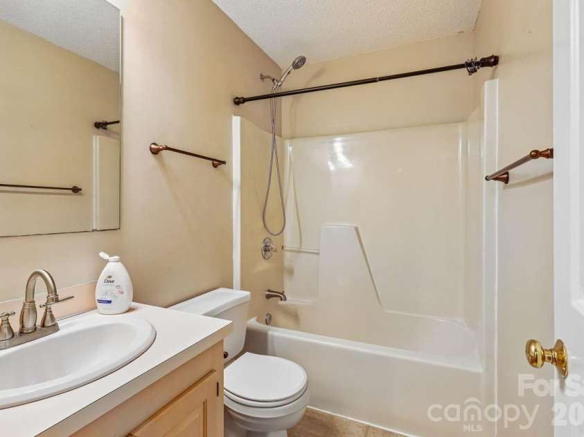 15032 Catawba Circle, Matthews, NC 28104.  MLS# CAR4369229, YatesRealty ID 13997. 