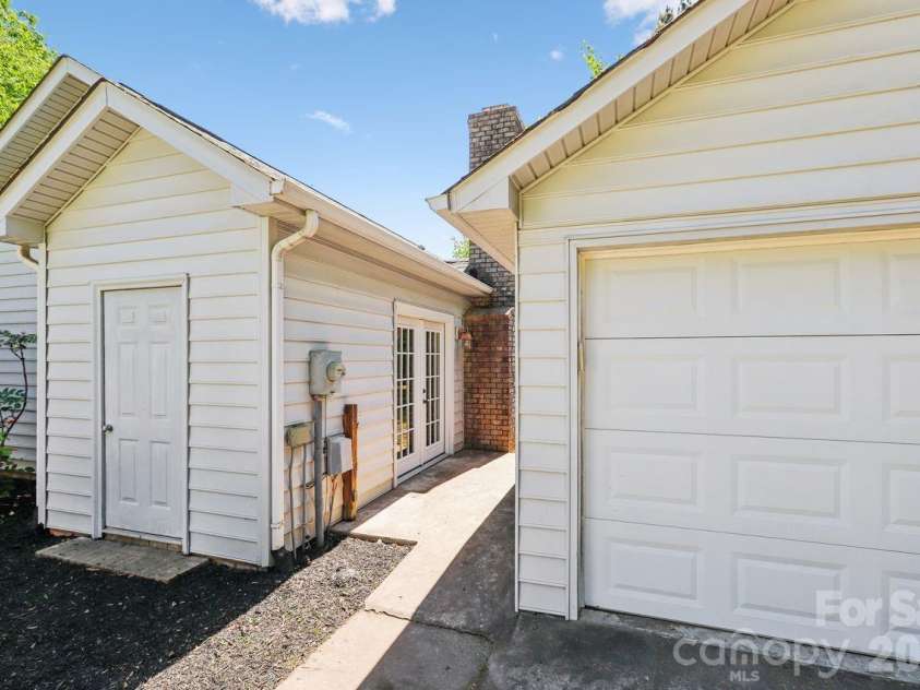 15032 Catawba Circle, Matthews, NC 28104.  MLS# CAR4369229, YatesRealty ID 13997. 