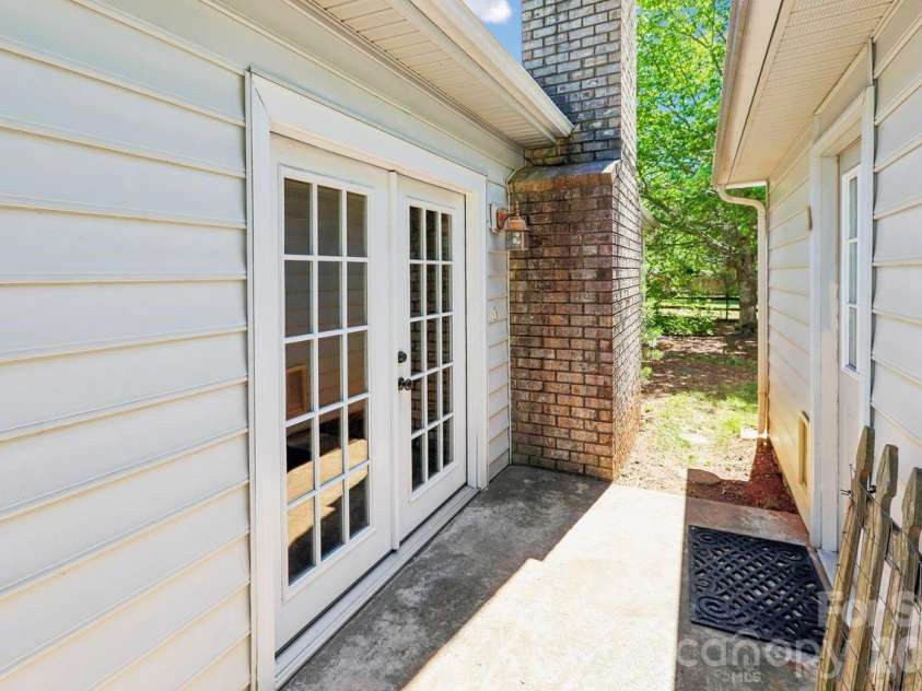 15032 Catawba Circle, Matthews, NC 28104.  MLS# CAR4369229, YatesRealty ID 13997. 