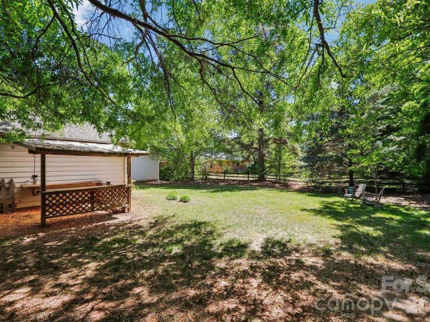 15032 Catawba Circle, Matthews, NC 28104.  MLS# CAR4369229, YatesRealty ID 13997. 