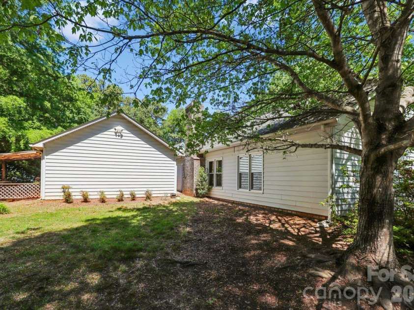 15032 Catawba Circle, Matthews, NC 28104.  MLS# CAR4369229, YatesRealty ID 13997. 