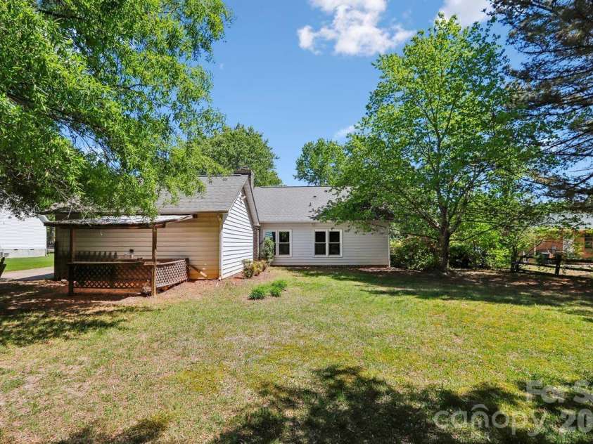 15032 Catawba Circle, Matthews, NC 28104.  MLS# CAR4369229, YatesRealty ID 13997. 