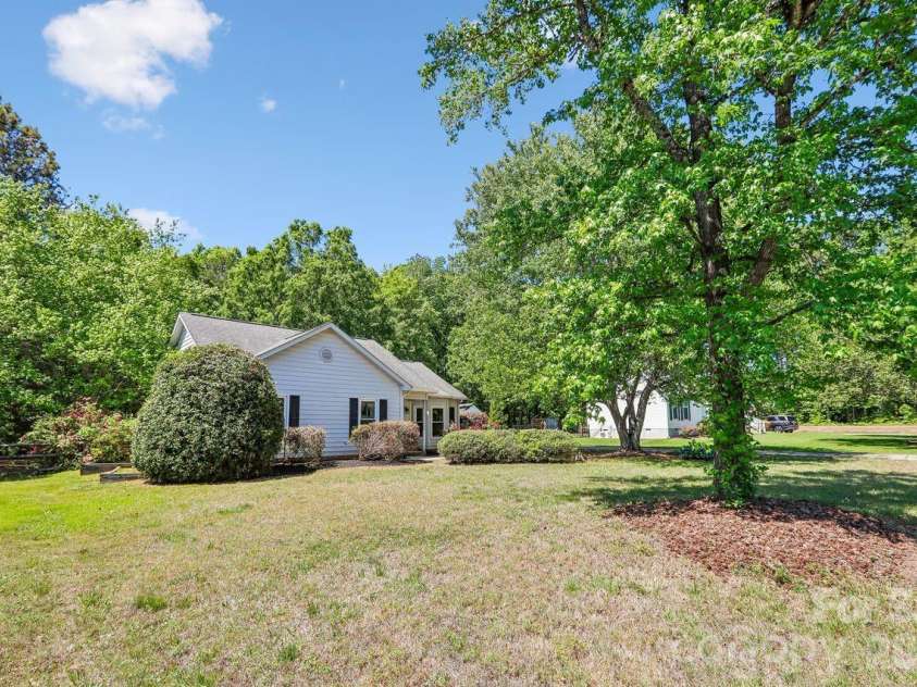 15032 Catawba Circle, Matthews, NC 28104.  MLS# CAR4369229, YatesRealty ID 13997. 